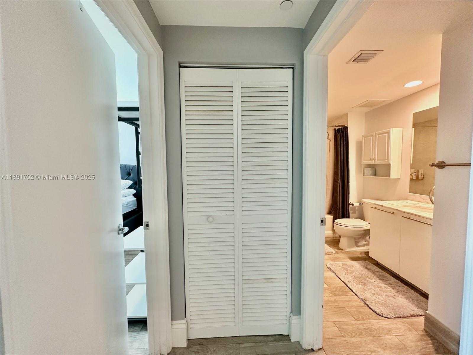 Small Image of 950 BRICKELL BAY DR #1509, Miami Number 8
