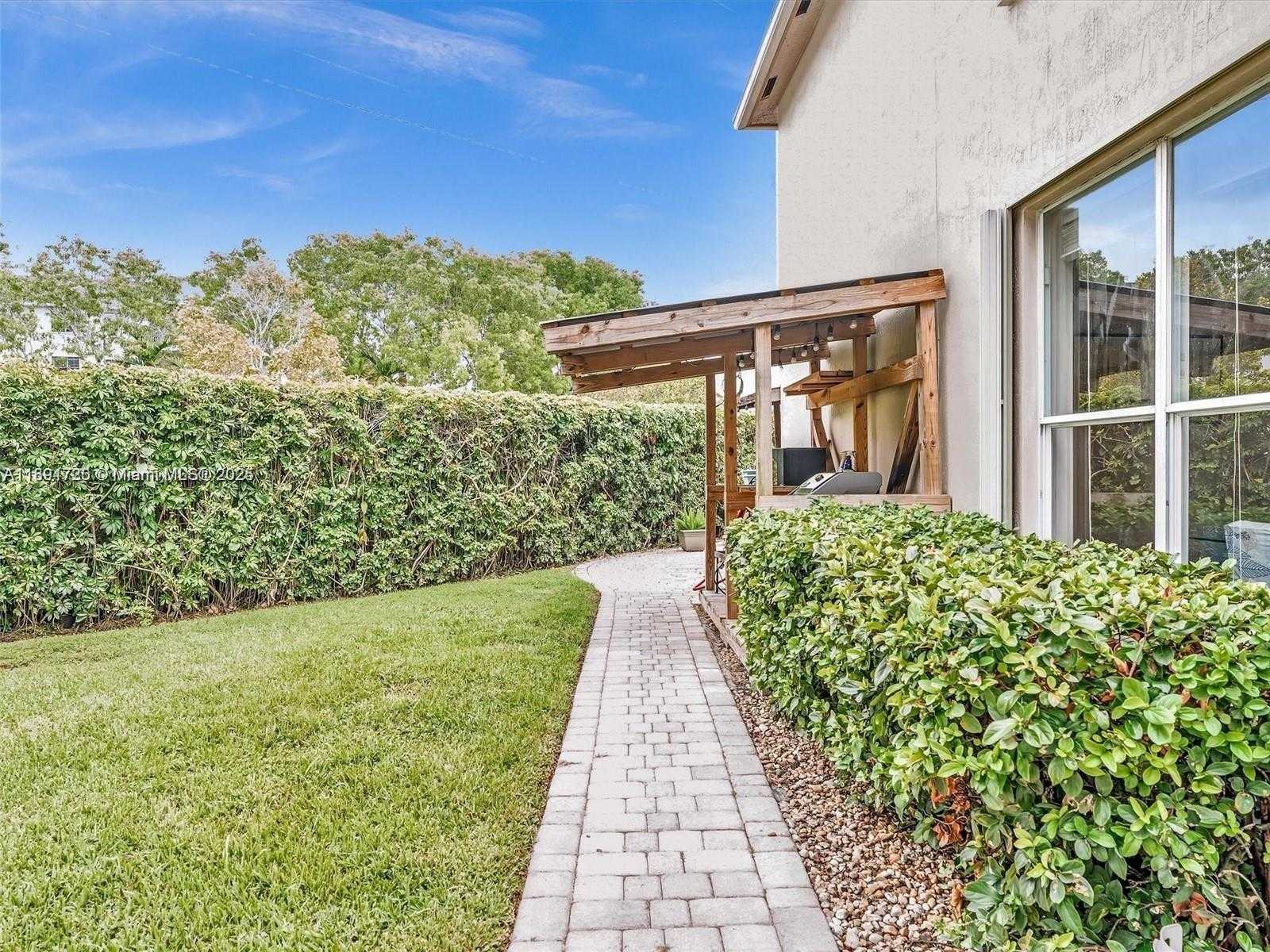 Small Image of 214 LA COSTA CT, Weston Number 24