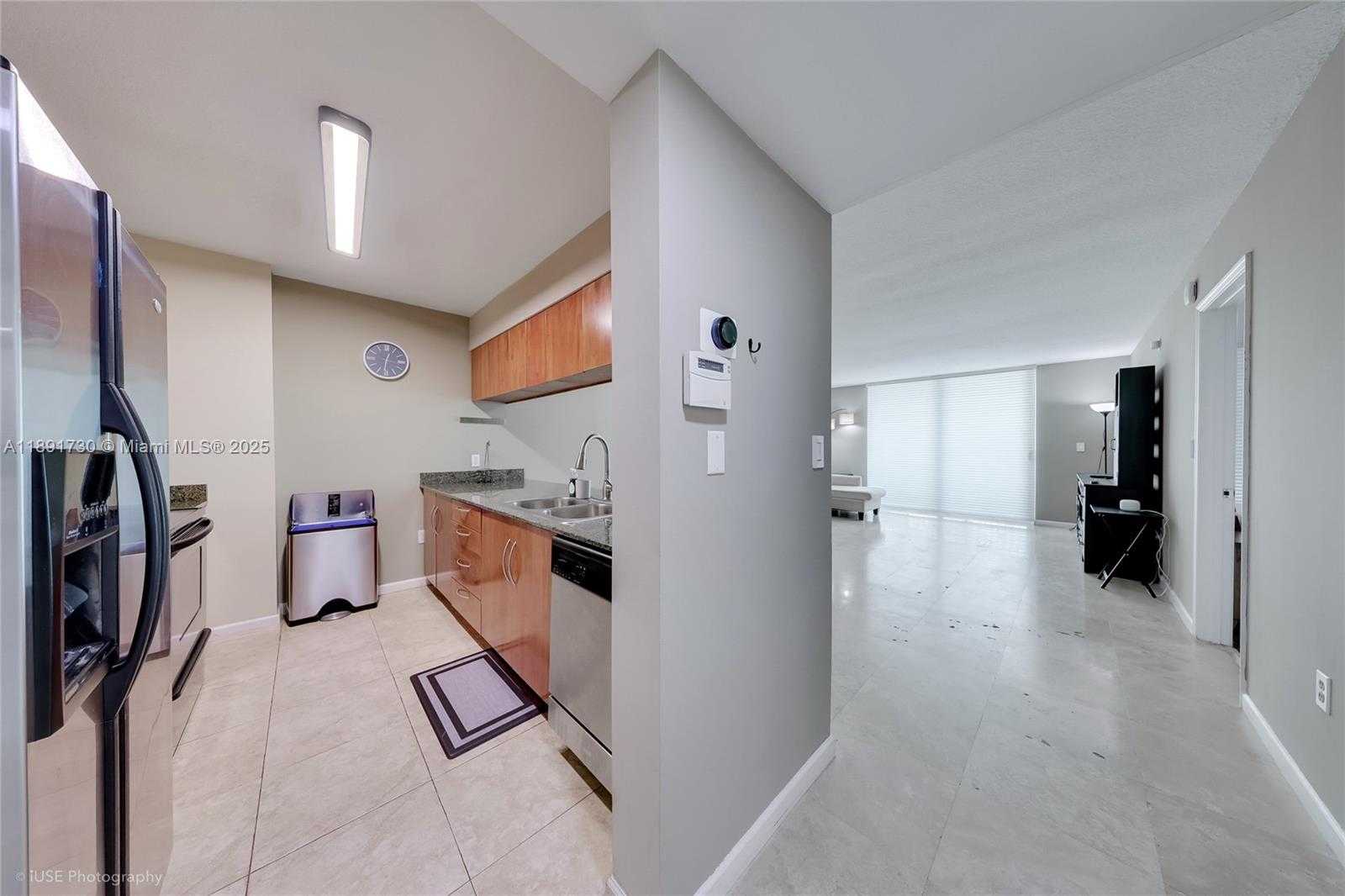 Small Image of 1200 BRICKELL BAY DR #3506, Miami Number 4