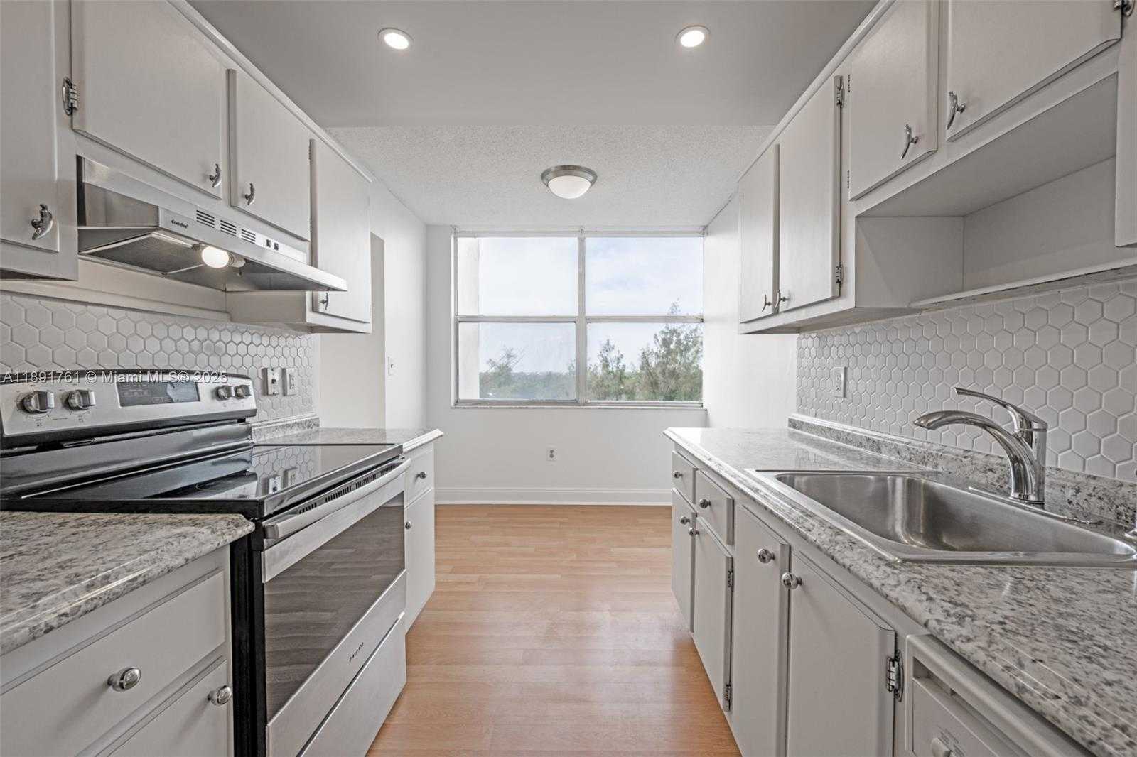 Small Image of 1300 NORTH EAST MIAMI GARDENS DR #820E, Miami Number 11