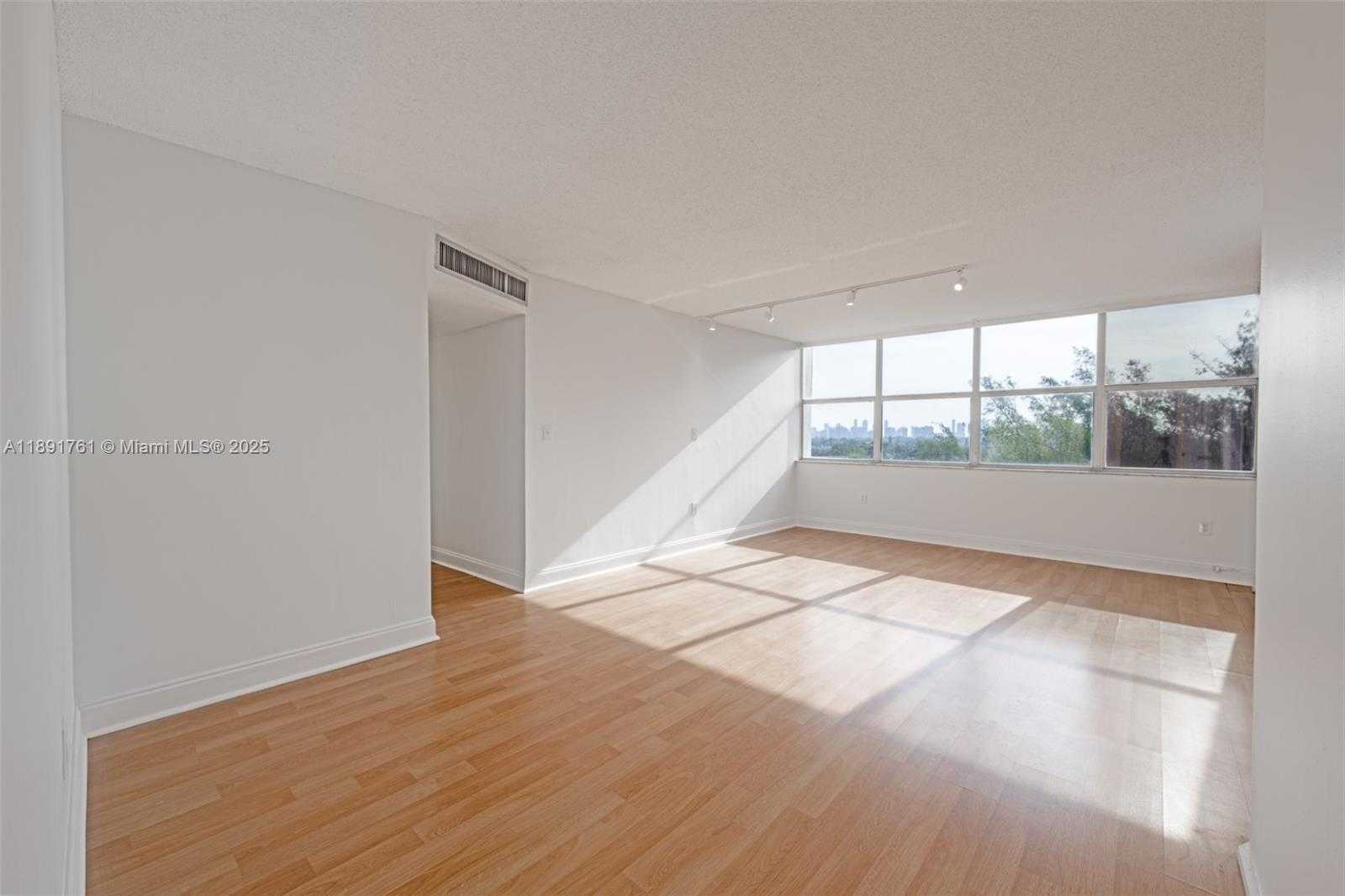 Small Image of 1300 NORTH EAST MIAMI GARDENS DR #820E, Miami Number 2