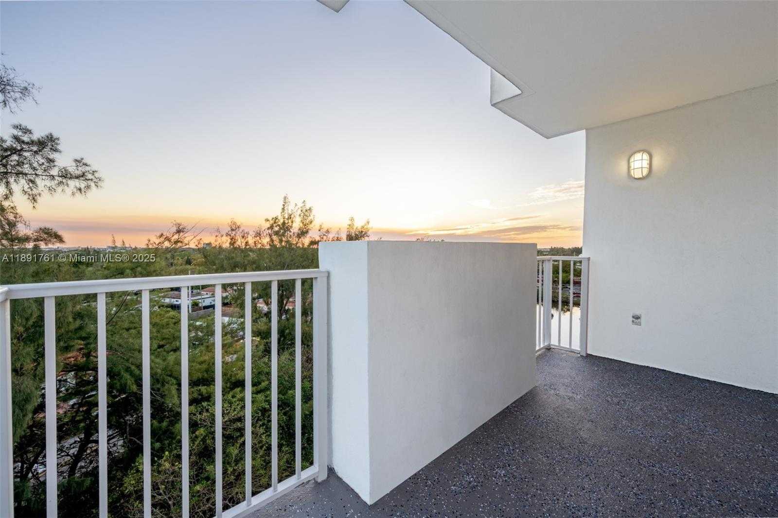 Small Image of 1300 NORTH EAST MIAMI GARDENS DR #820E, Miami Number 22
