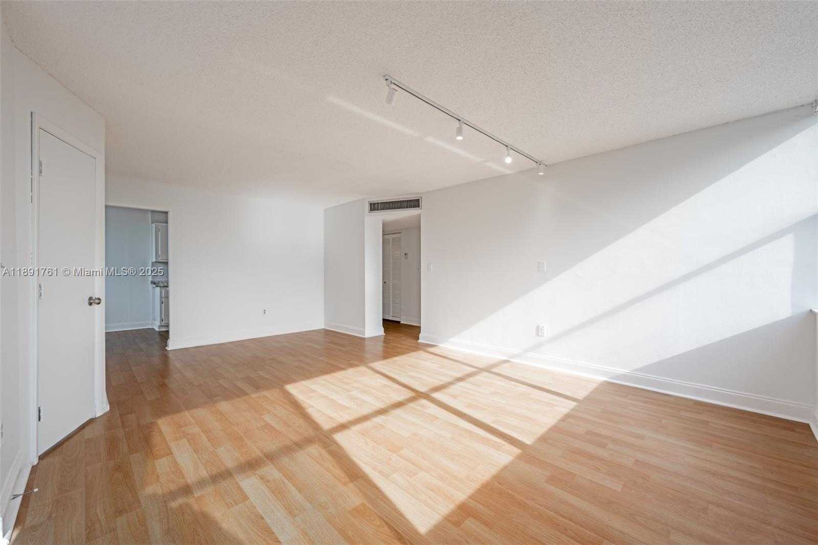 Small Image of 1300 NORTH EAST MIAMI GARDENS DR #820E, Miami Number 3