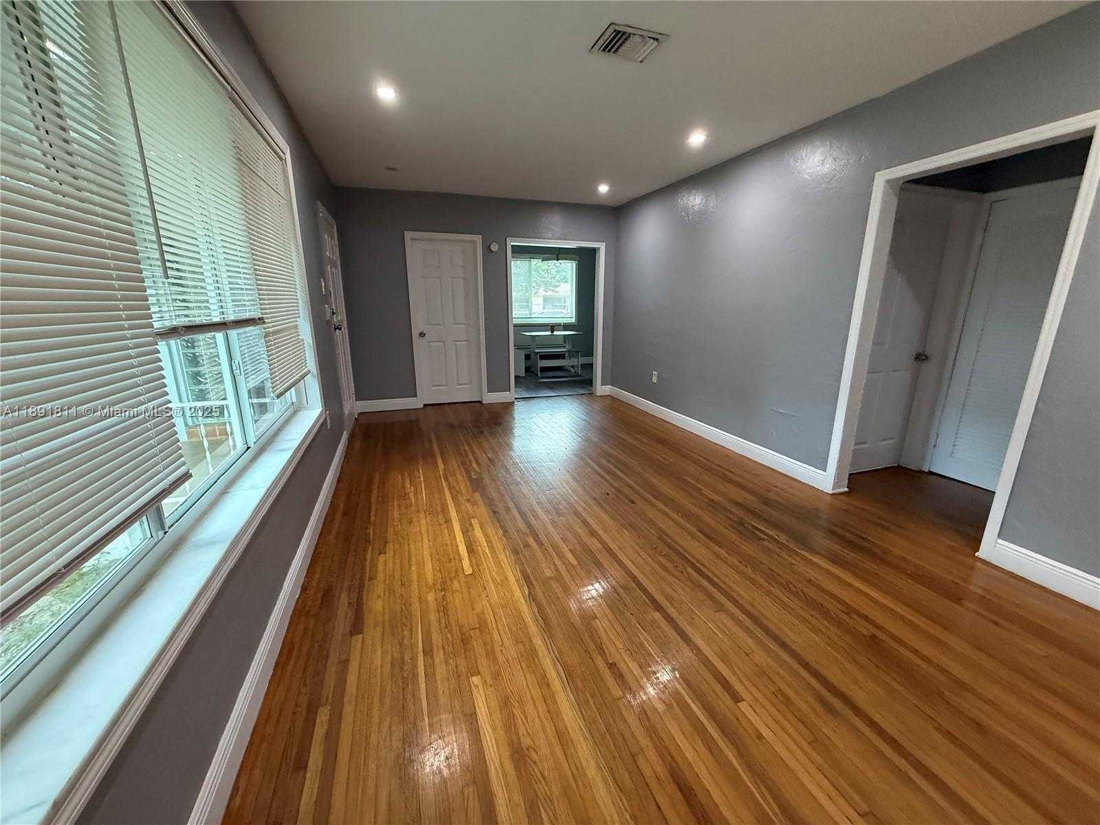 Small Image of 11305 NORTH EAST 13TH AVE, Miami Number 14