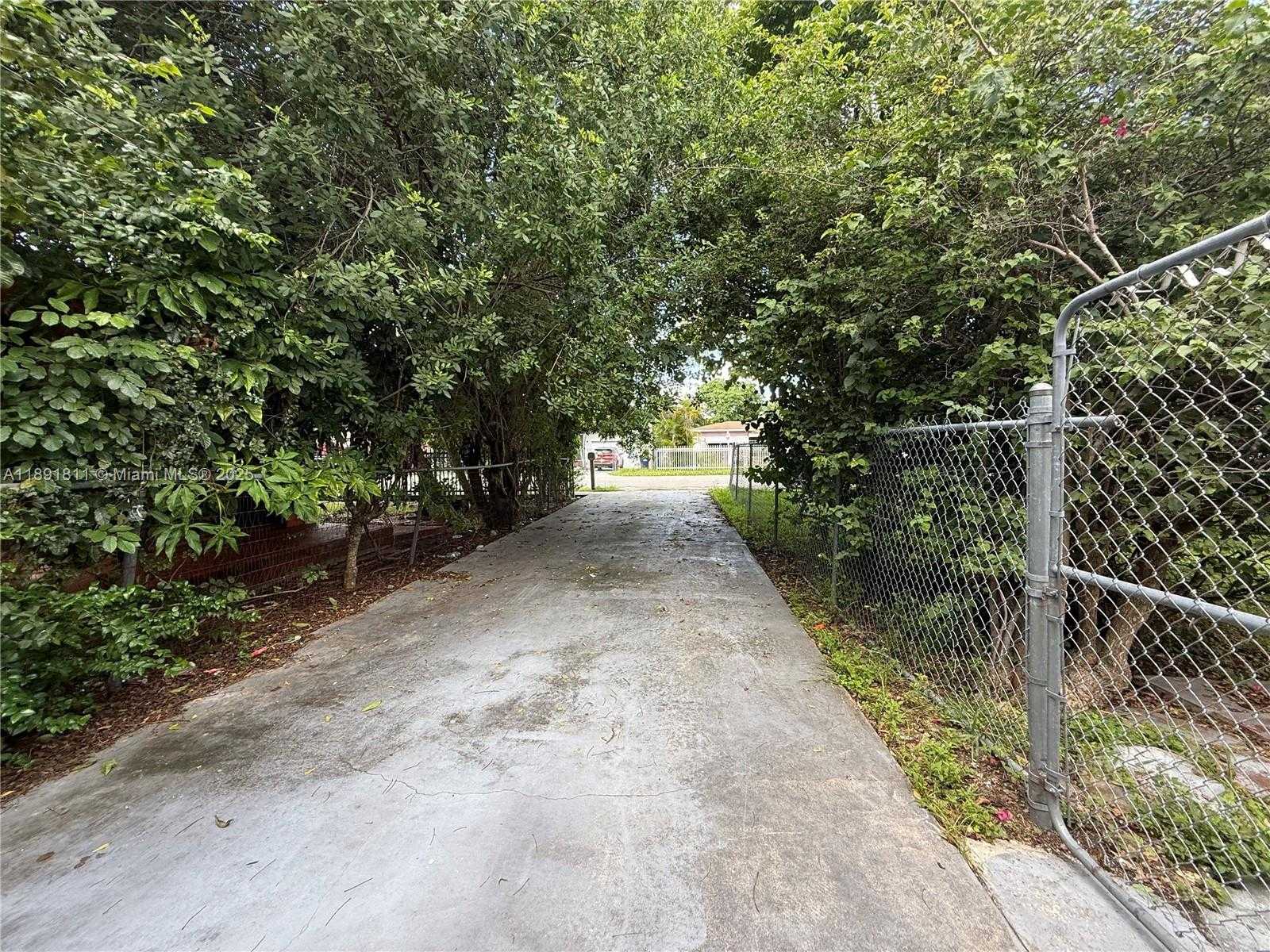 Small Image of 11305 NORTH EAST 13TH AVE, Miami Number 18