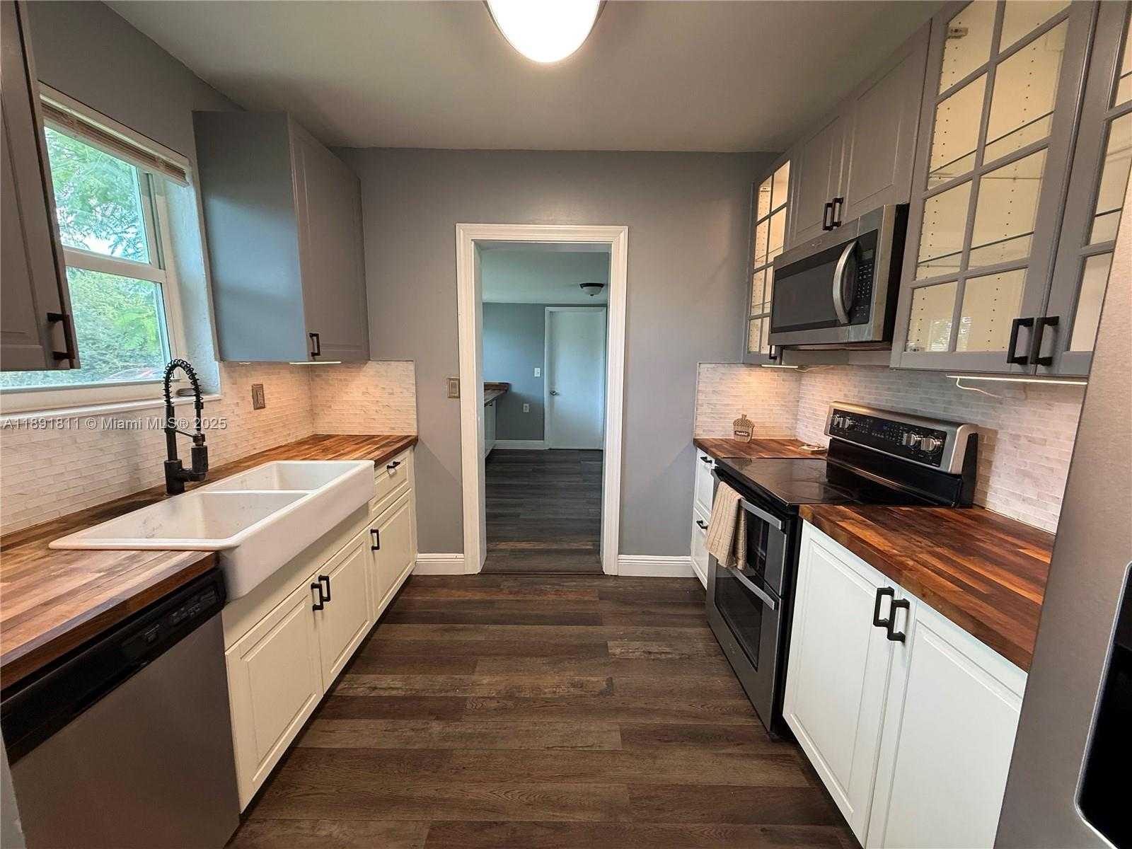 Small Image of 11305 NORTH EAST 13TH AVE, Miami Number 3