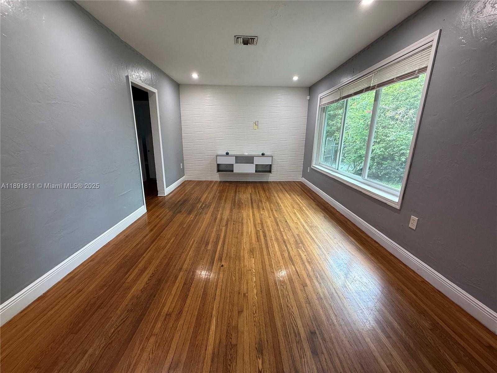 Small Image of 11305 NORTH EAST 13TH AVE, Miami Number 6