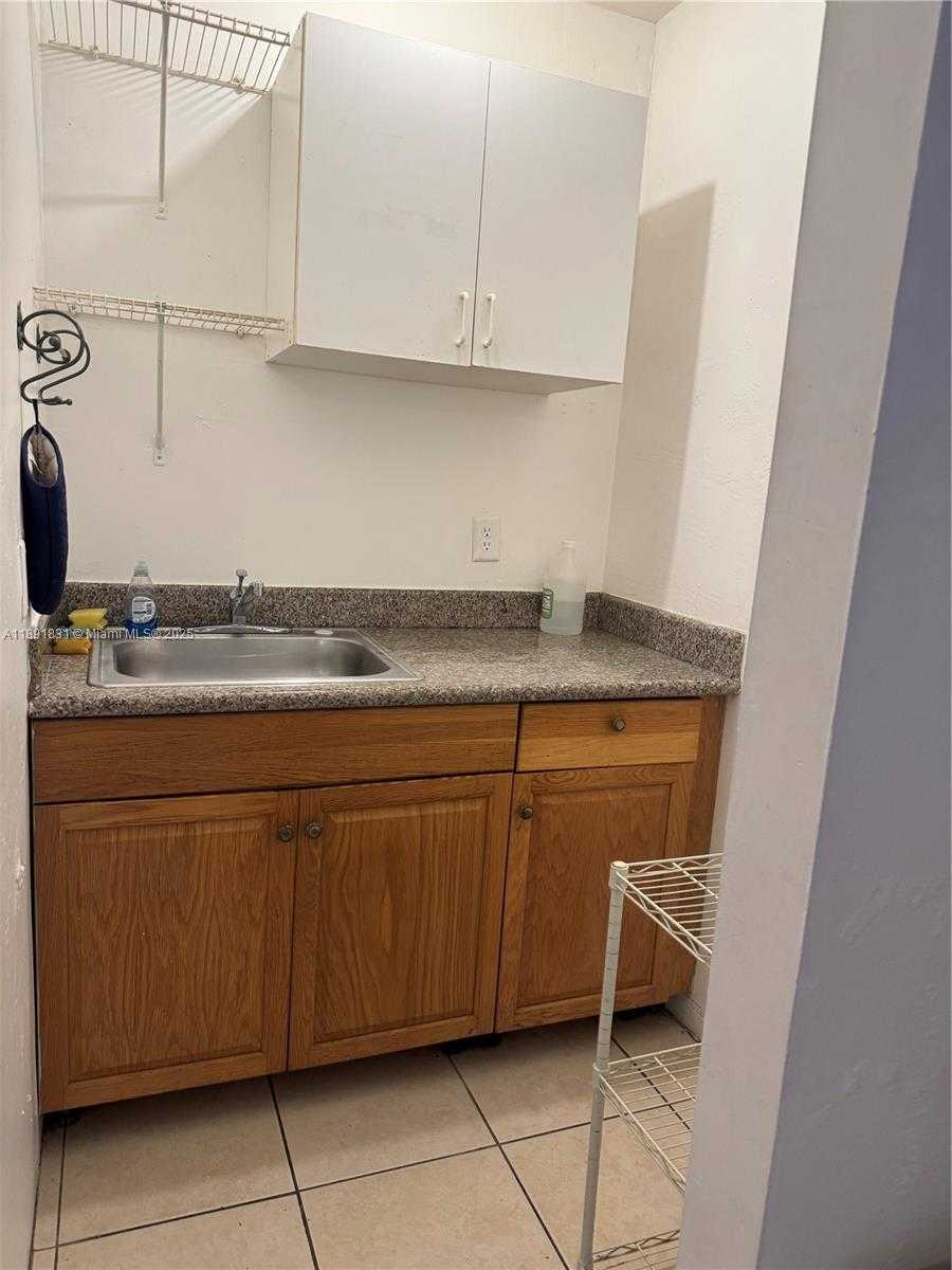 Small Image of 1721 PLUNKETT ST #3, Hollywood Number 4