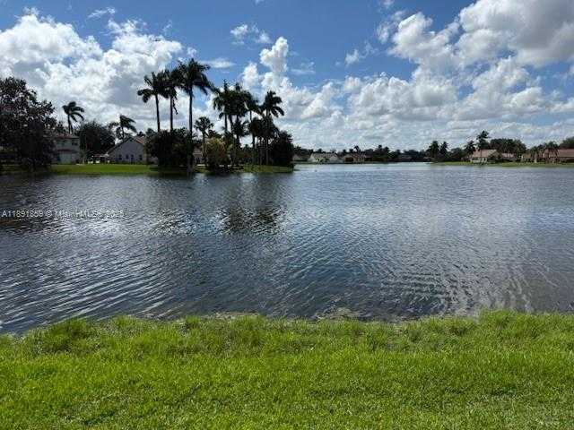 Small Image of 2909 OAK PARK CIR, Davie Number 17