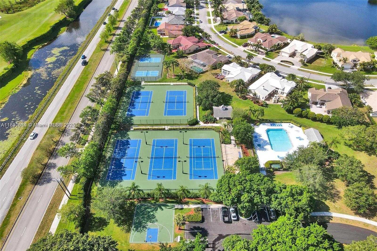 Small Image of 2909 OAK PARK CIR, Davie Number 22