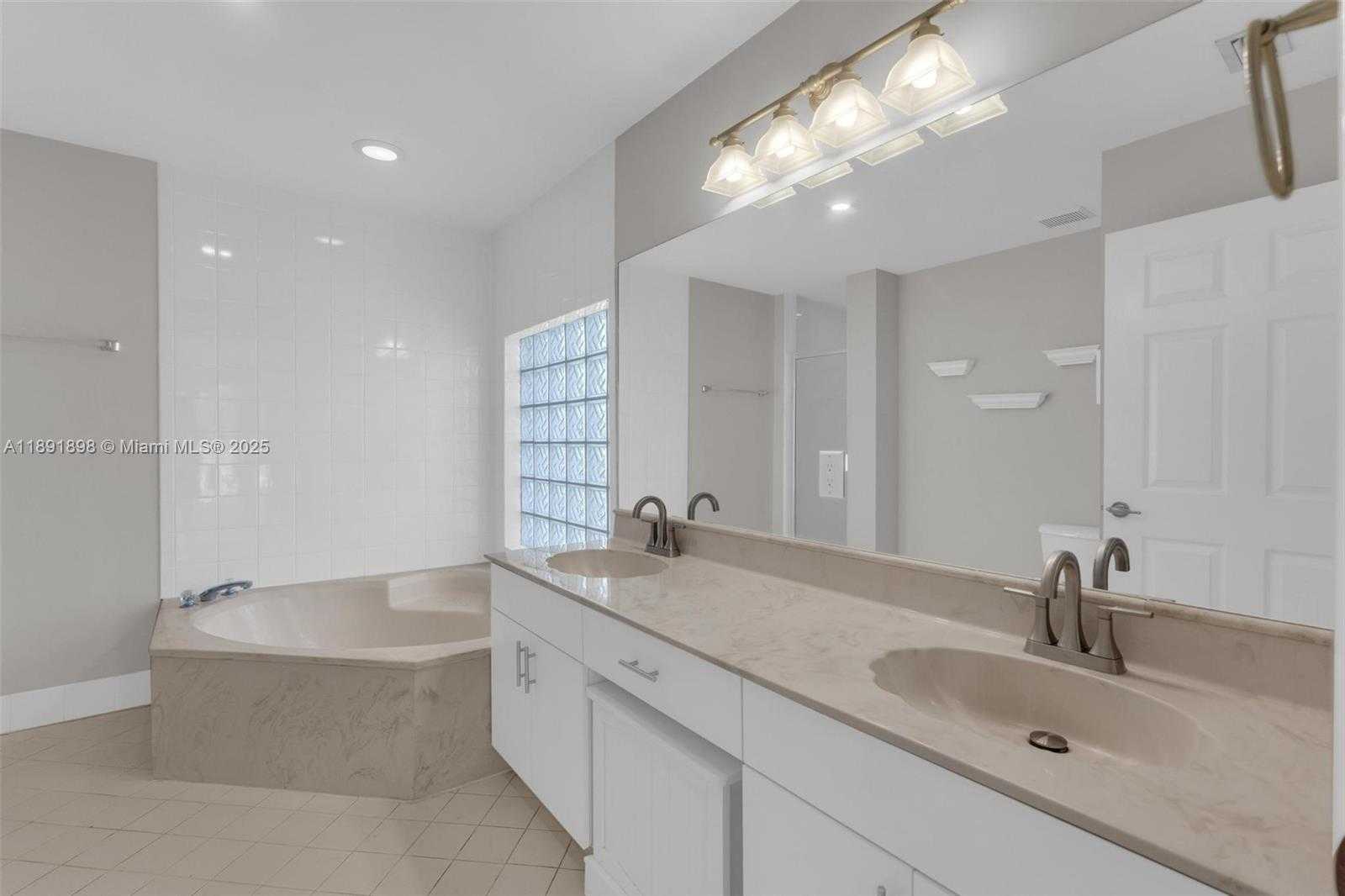 Small Image of 10635 NORTH WEST 54TH ST, Doral Number 21
