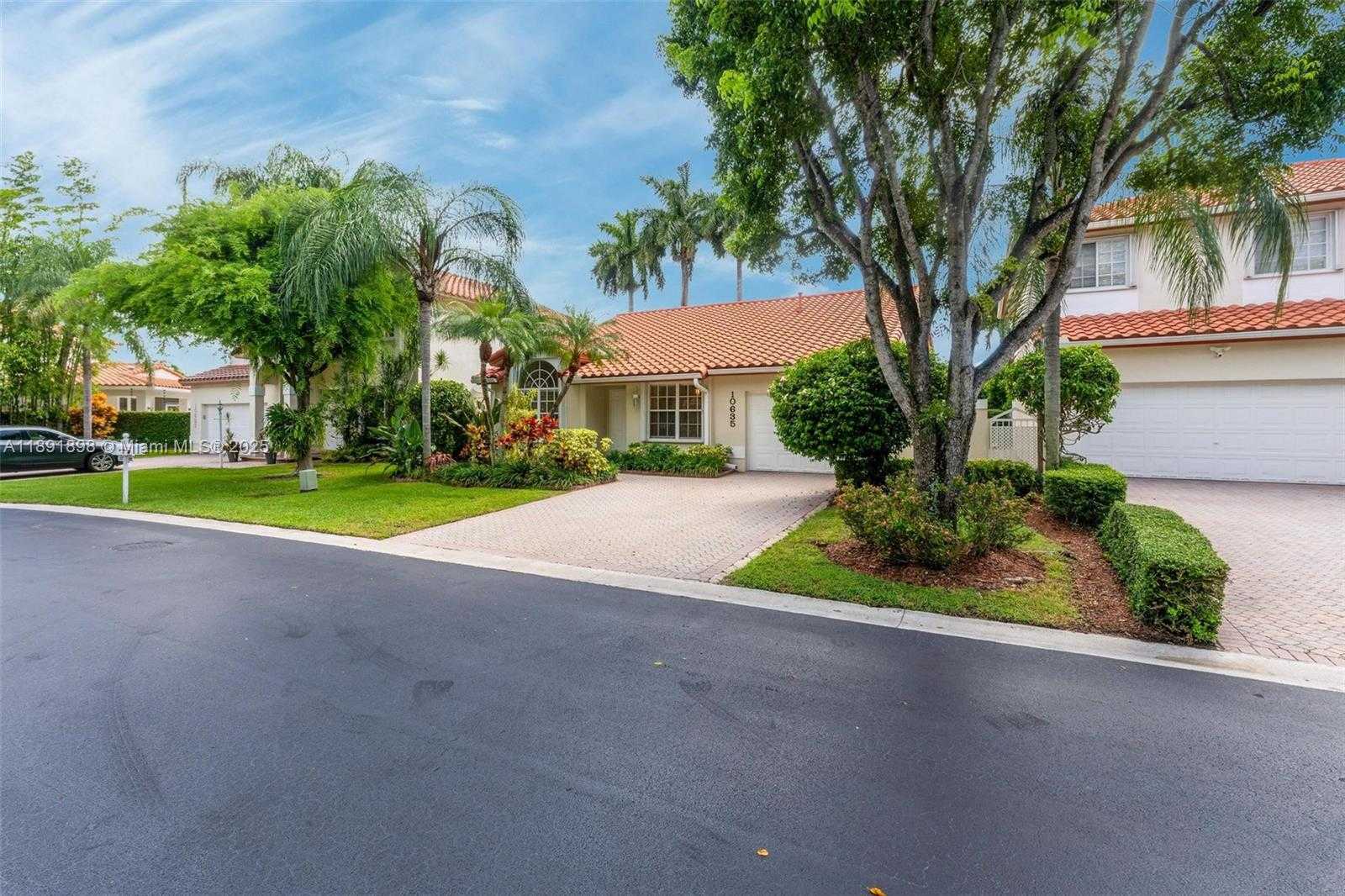 Small Image of 10635 NORTH WEST 54TH ST, Doral Number 3