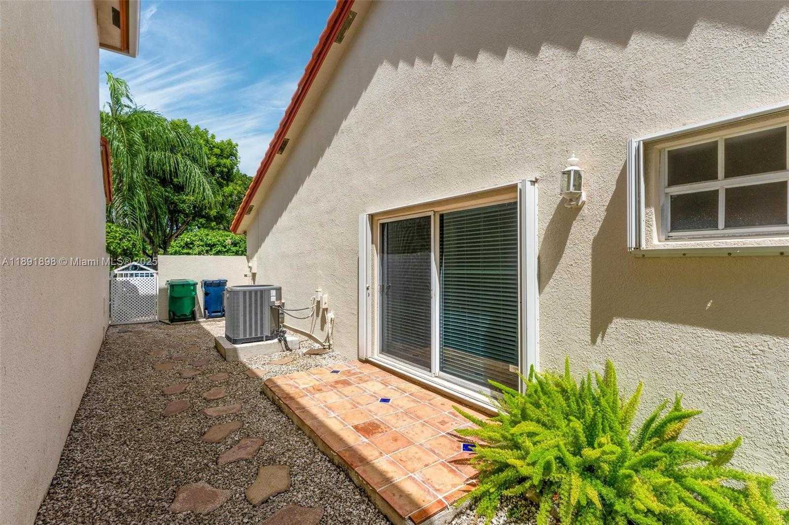 Small Image of 10635 NORTH WEST 54TH ST, Doral Number 36