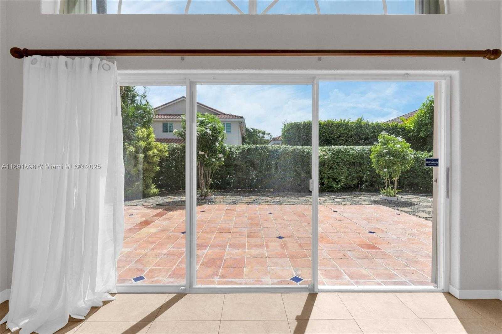 Small Image of 10635 NORTH WEST 54TH ST, Doral Number 37