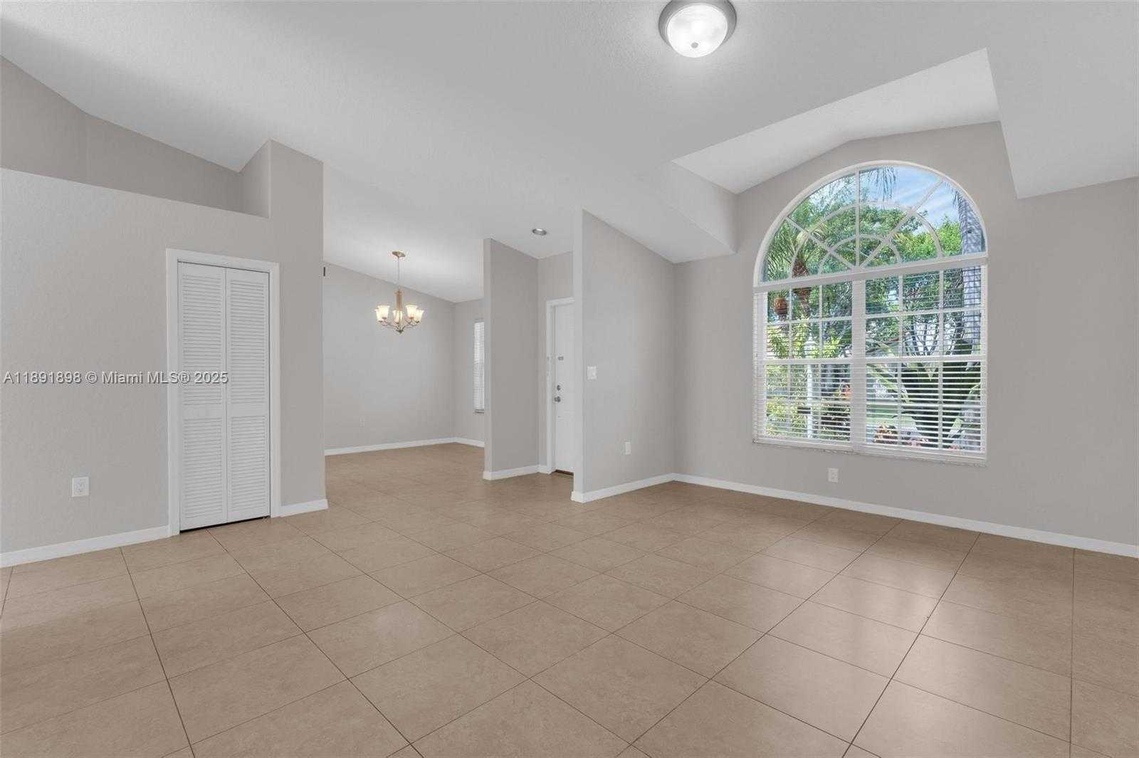 Small Image of 10635 NORTH WEST 54TH ST, Doral Number 7