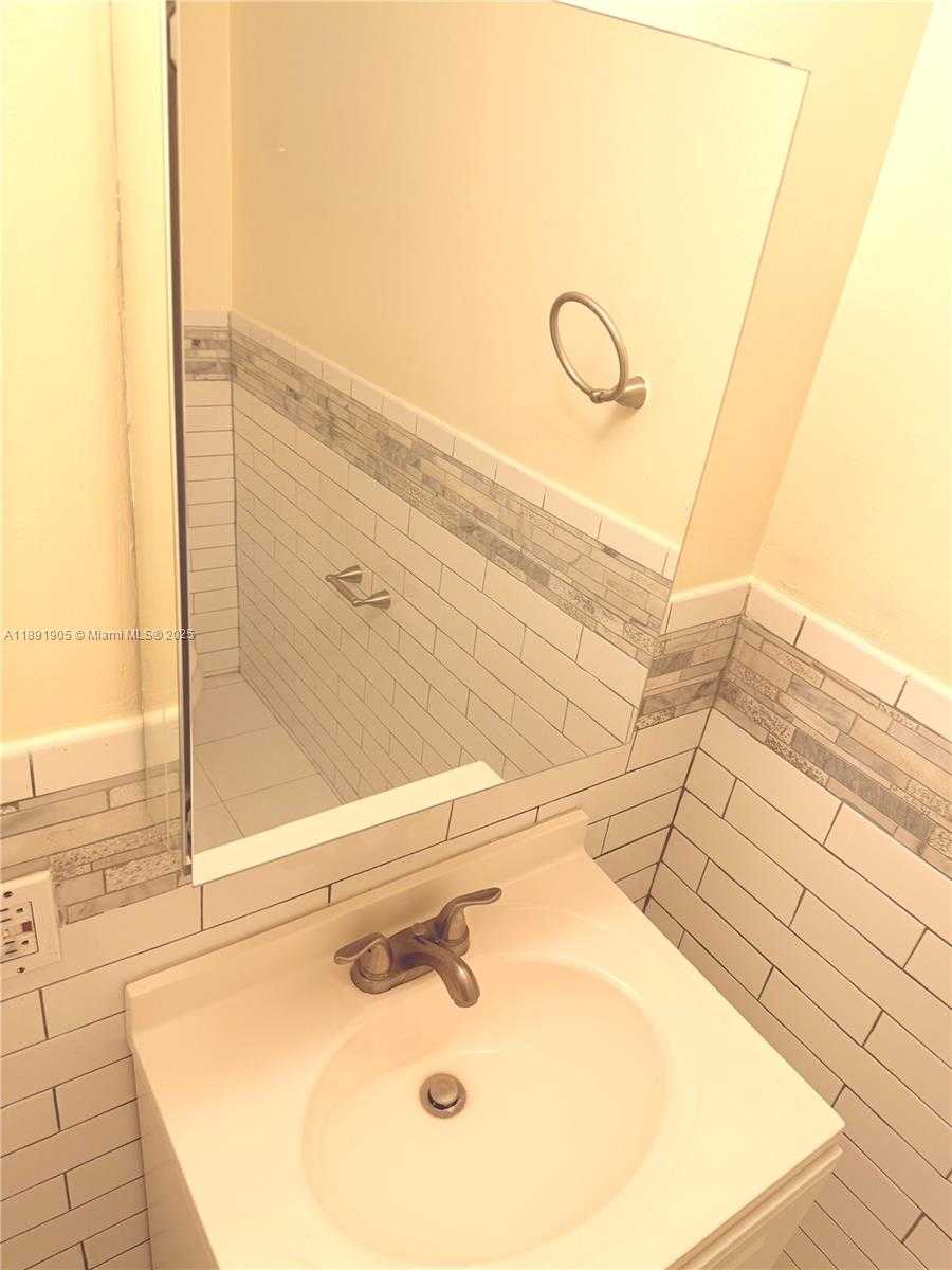 Small Image of 4101 INDIAN CREEK DR #301, Miami Beach Number 16