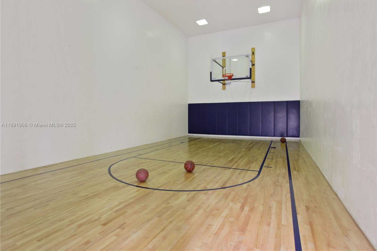 Small Image of 5555 COLLINS AVE #10P, Miami Beach Number 3