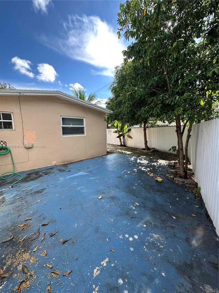 Small Image of 6439 SW 7TH ST #1, Pembroke Pines Number 14