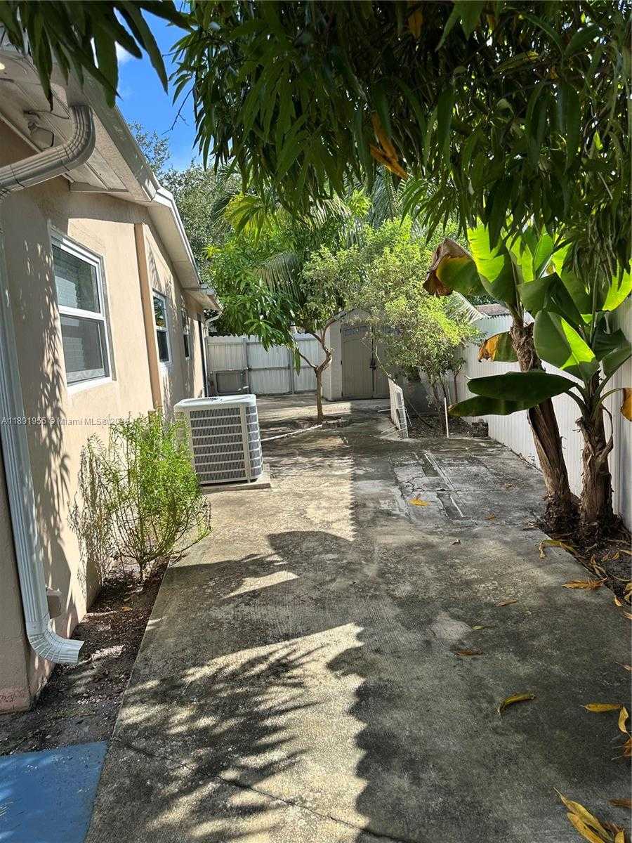 Small Image of 6439 SW 7TH ST #1, Pembroke Pines Number 15