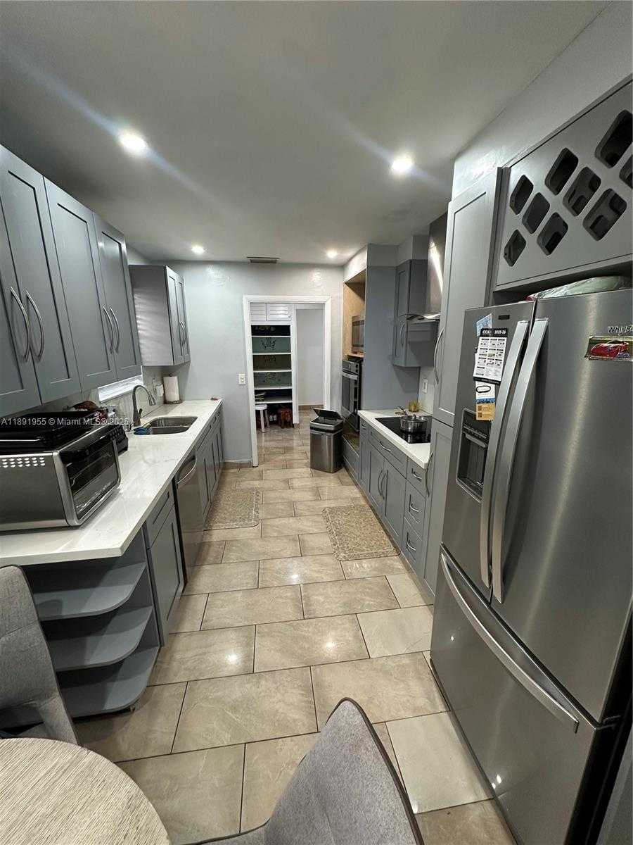 Small Image of 6439 SW 7TH ST #1, Pembroke Pines Number 4