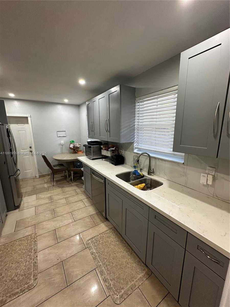 Small Image of 6439 SW 7TH ST #1, Pembroke Pines Number 6