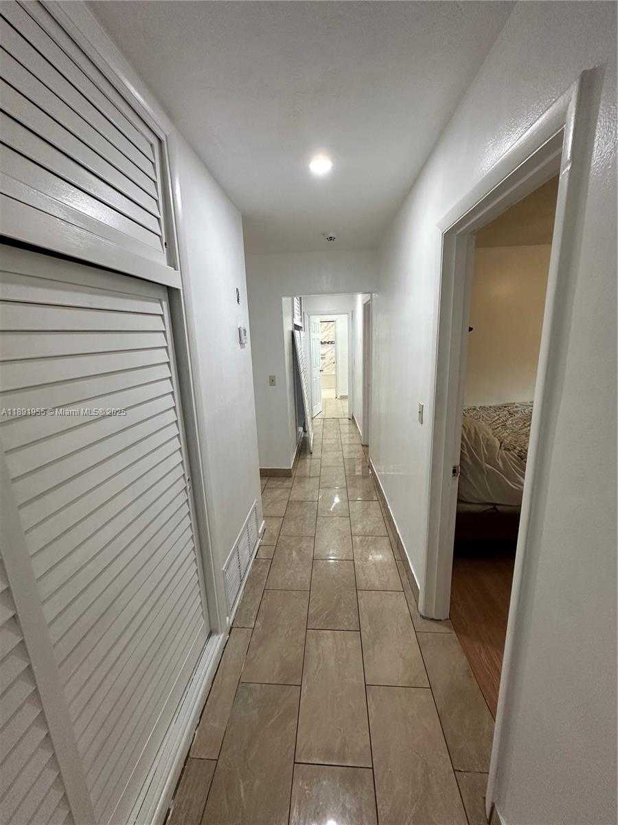 Small Image of 6439 SW 7TH ST #1, Pembroke Pines Number 7