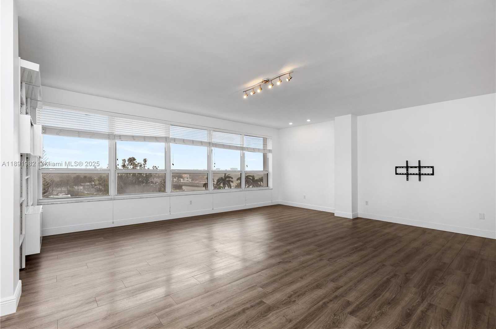 Small Image of 4925 COLLINS AVE #6G, Miami Beach Number 5