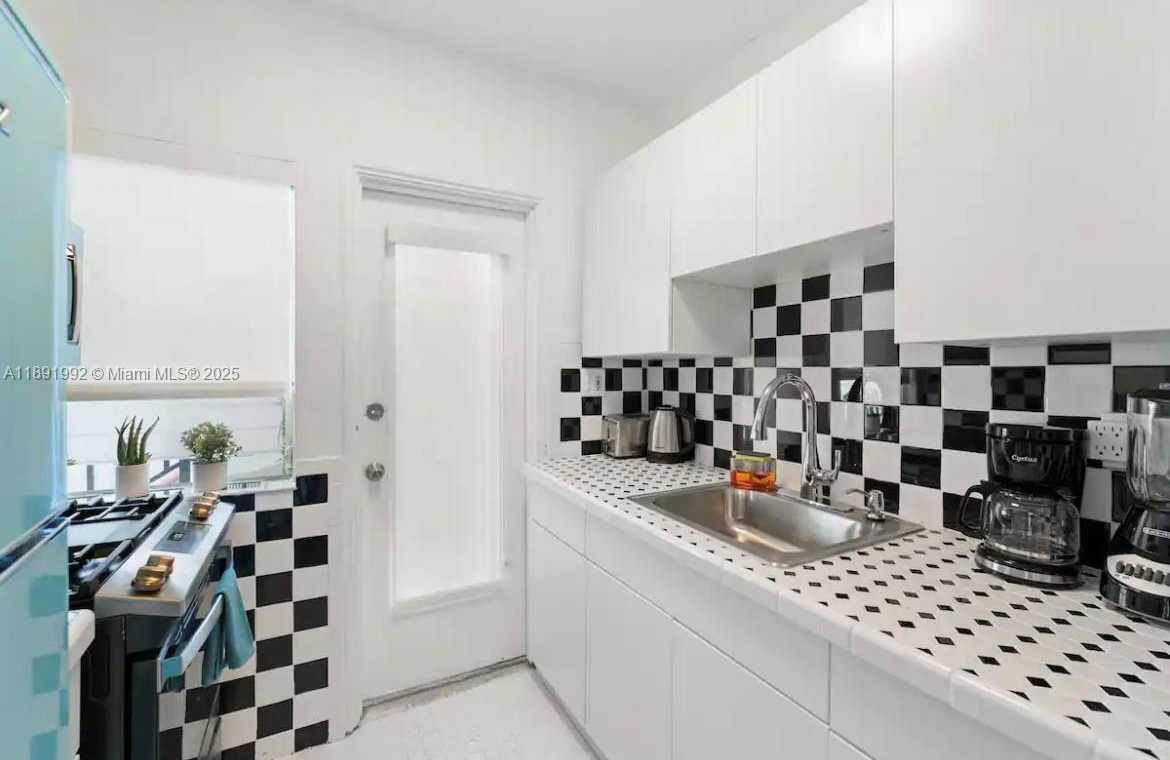 Small Image of 7721 HARDING AVE #4, Miami Beach Number 6