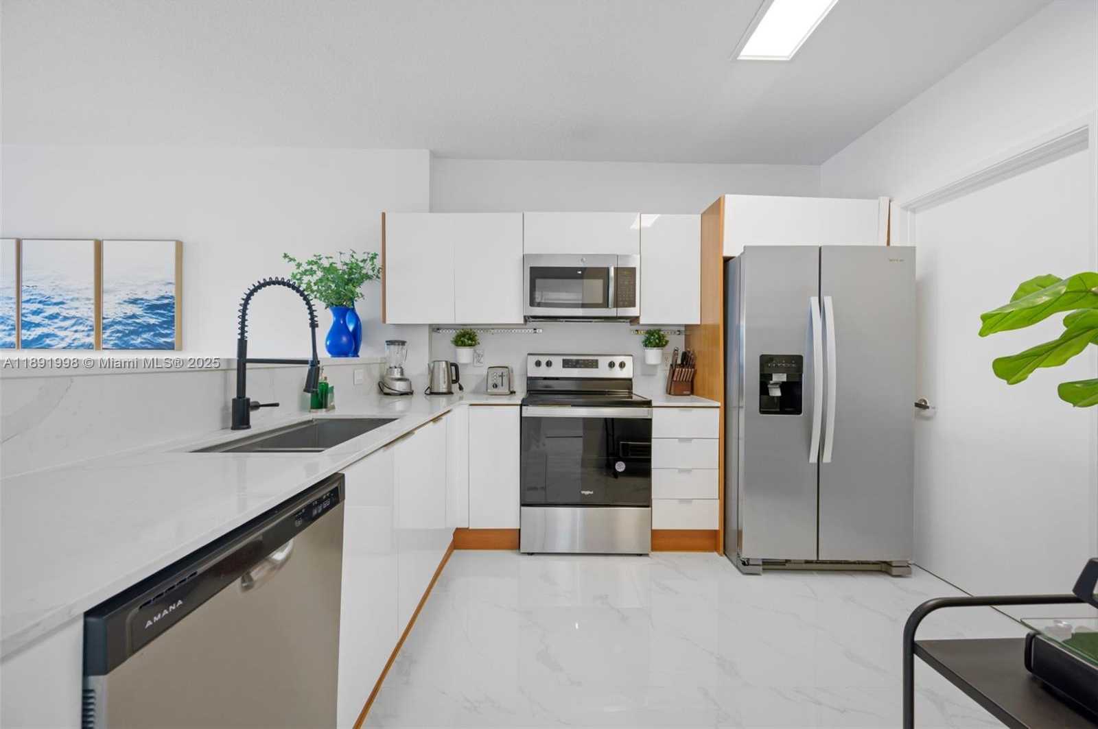 Small Image of 18100 NORTH BAY RD #708, Sunny Isles Beach Number 7