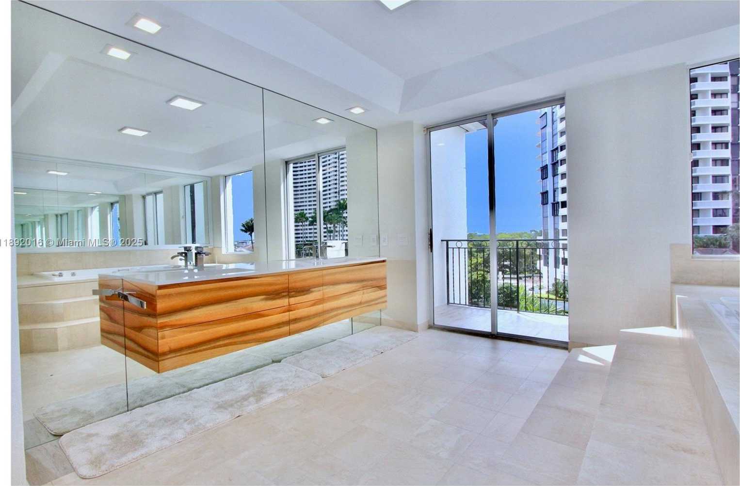 Small Image of 3500 ISLAND BLVD #DPH01, Aventura Number 30