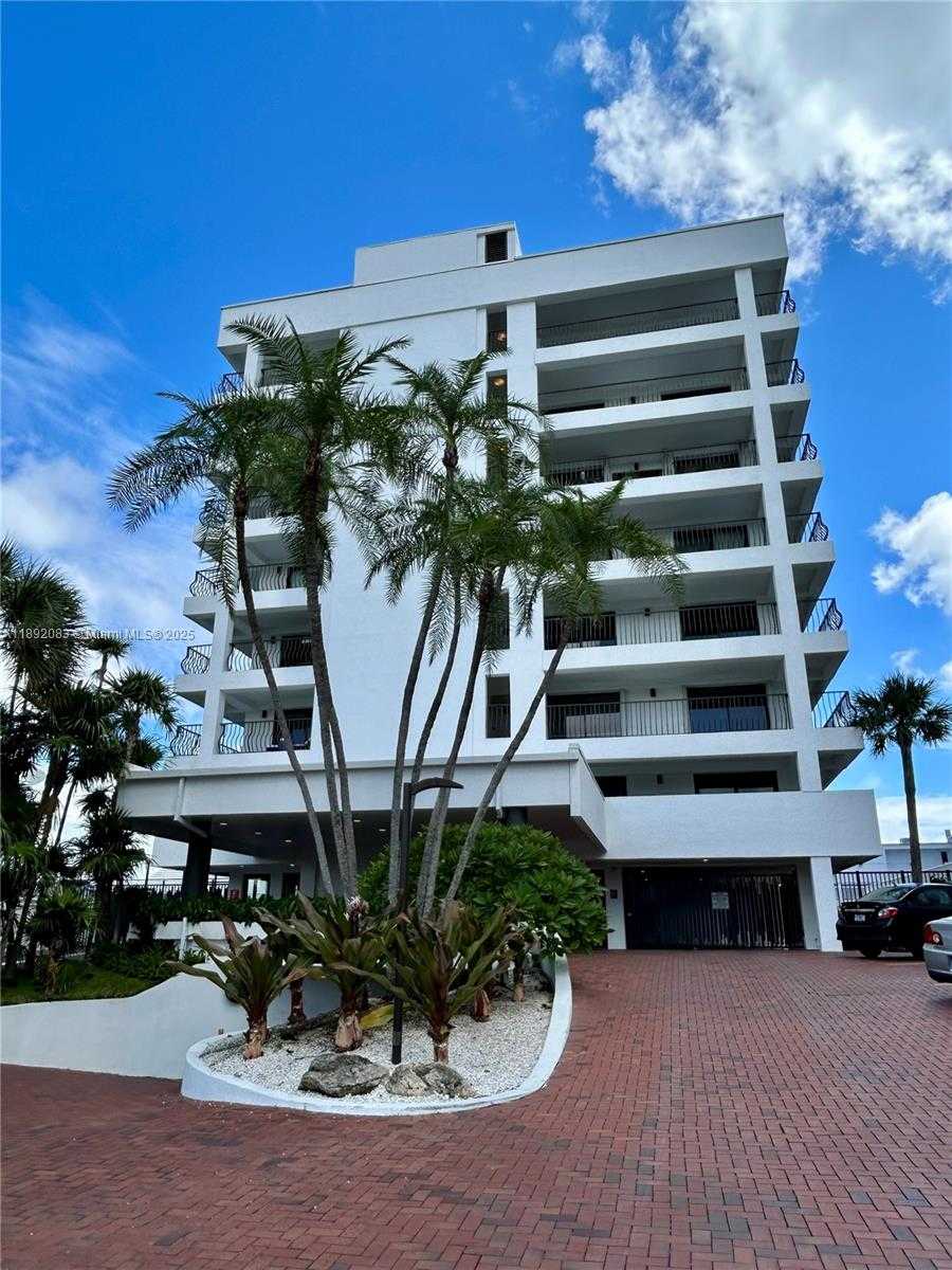 Small Image of 5415 COLLINS AVE #302, Miami Beach Number 6
