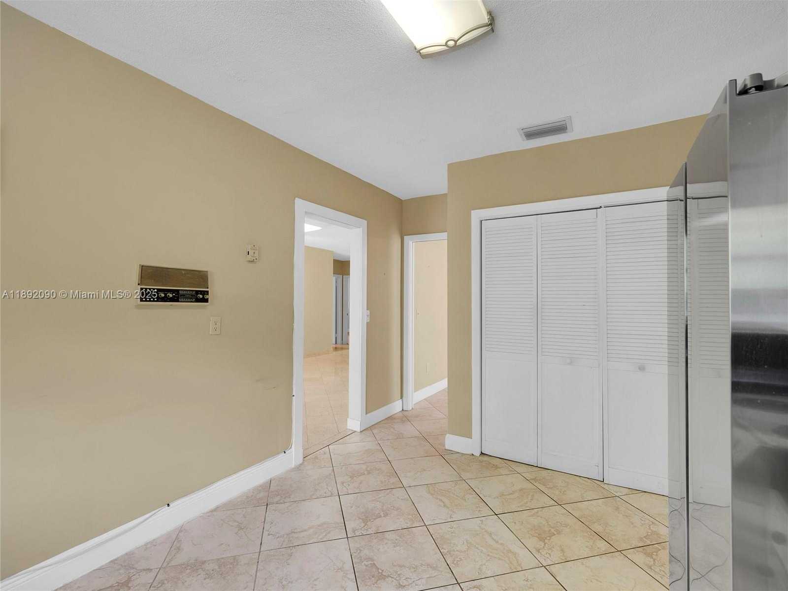 Small Image of 1109 BIARRITZ DR, Miami Beach Number 10