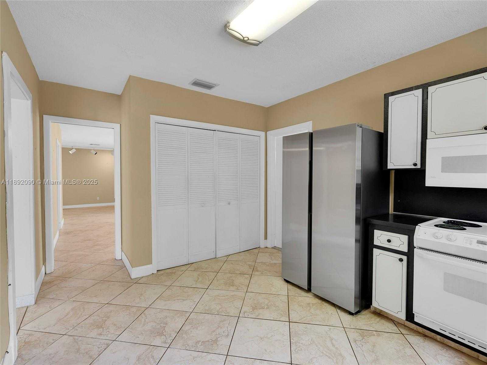 Small Image of 1109 BIARRITZ DR, Miami Beach Number 11