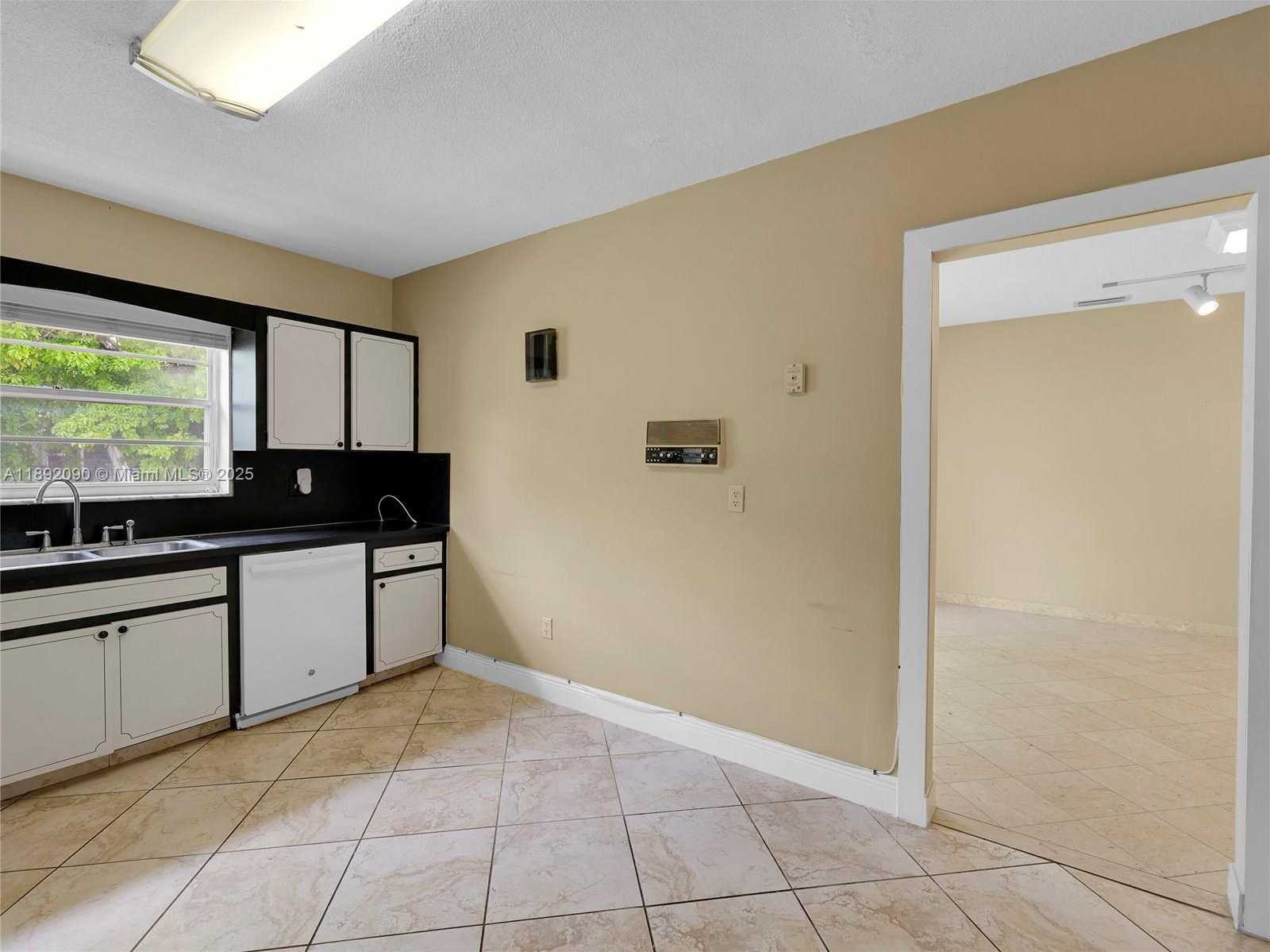 Small Image of 1109 BIARRITZ DR, Miami Beach Number 12