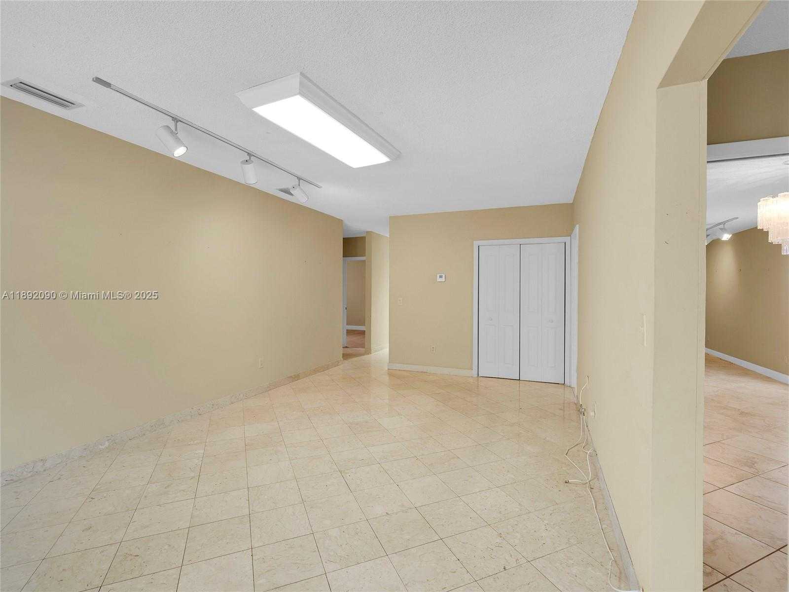 Small Image of 1109 BIARRITZ DR, Miami Beach Number 13