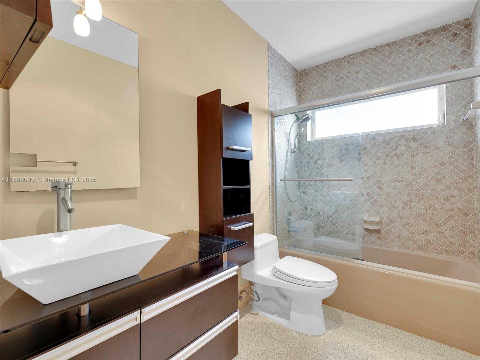 Small Image of 1109 BIARRITZ DR, Miami Beach Number 18