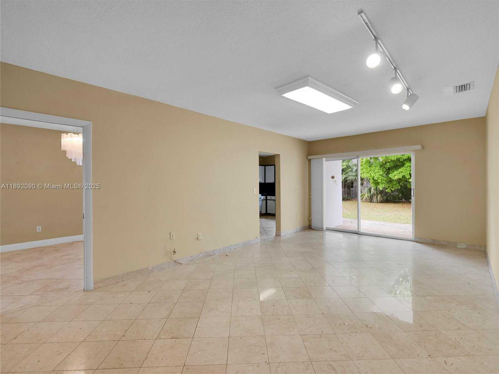 Small Image of 1109 BIARRITZ DR, Miami Beach Number 3
