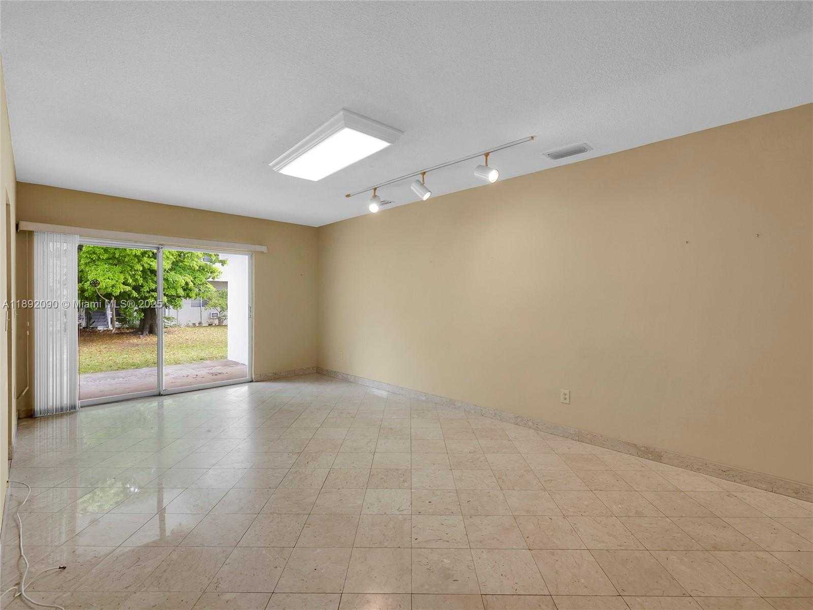 Small Image of 1109 BIARRITZ DR, Miami Beach Number 4