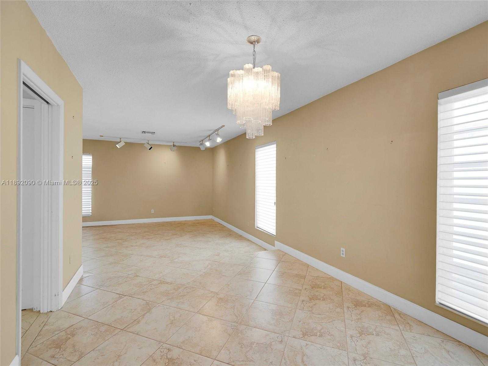 Small Image of 1109 BIARRITZ DR, Miami Beach Number 5