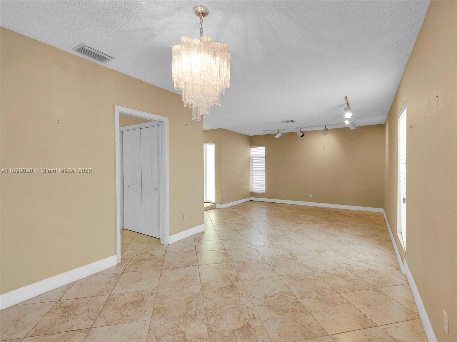 Small Image of 1109 BIARRITZ DR, Miami Beach Number 6