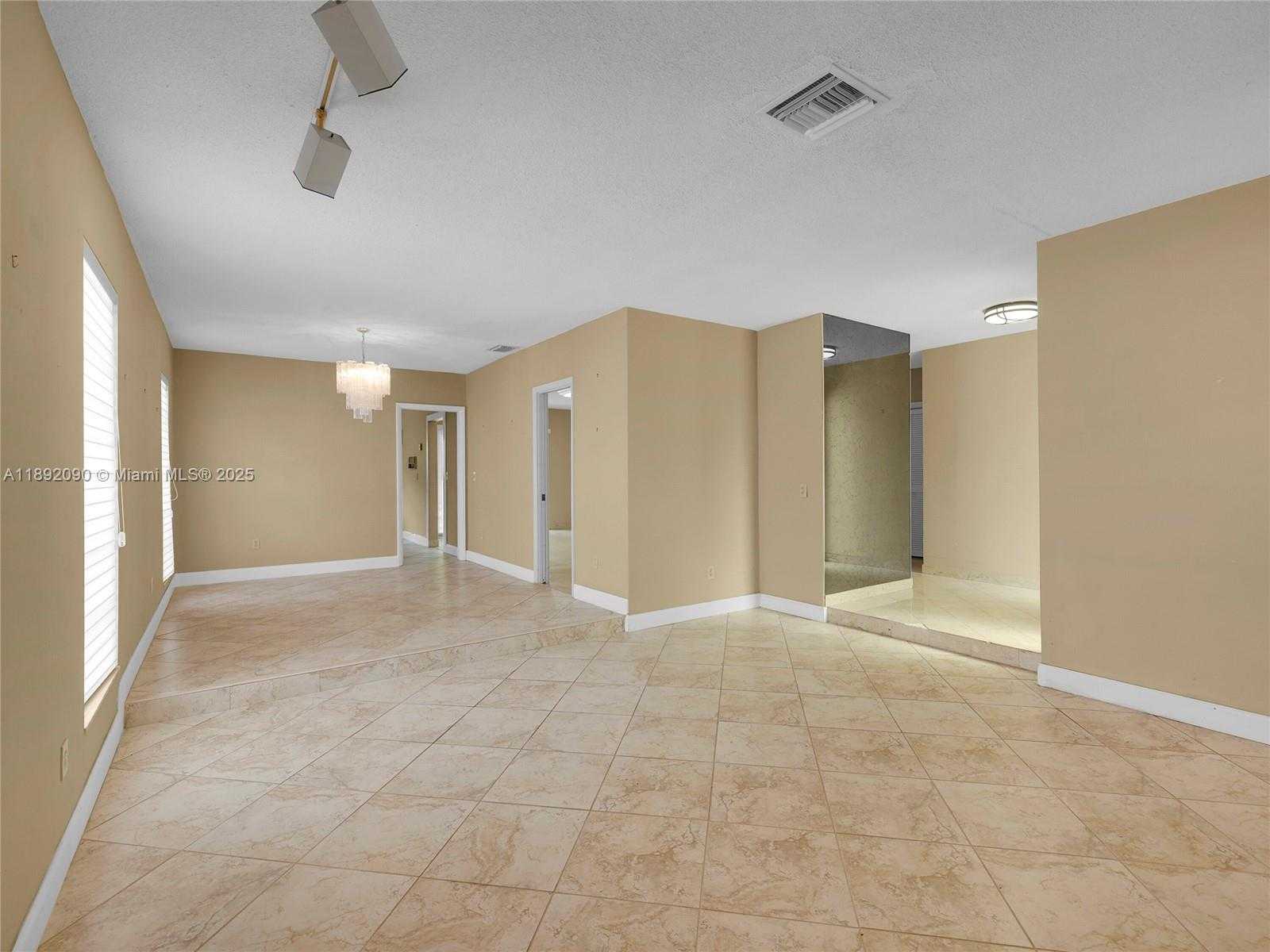 Small Image of 1109 BIARRITZ DR, Miami Beach Number 7