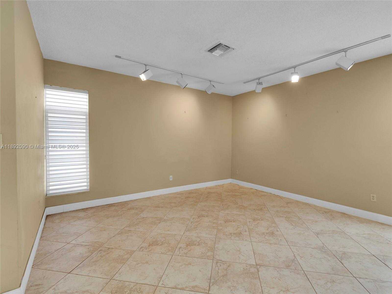 Small Image of 1109 BIARRITZ DR, Miami Beach Number 8