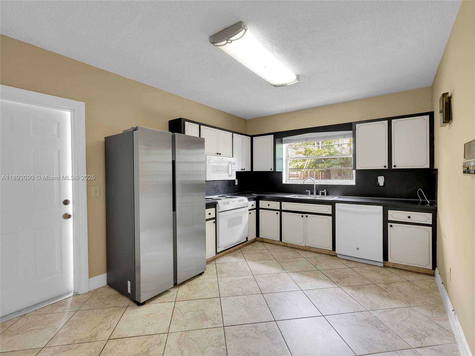 Small Image of 1109 BIARRITZ DR, Miami Beach Number 9