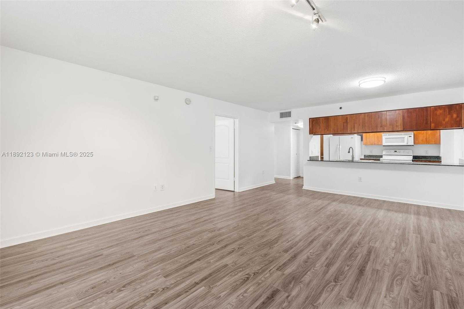 Small Image of 1200 BRICKELL BAY DR #3206, Miami Number 13