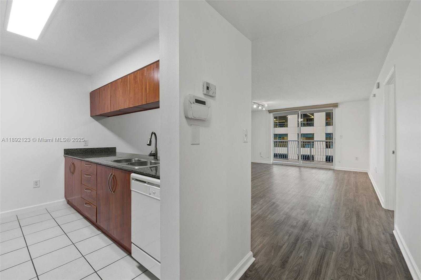 Small Image of 1200 BRICKELL BAY DR #3206, Miami Number 3