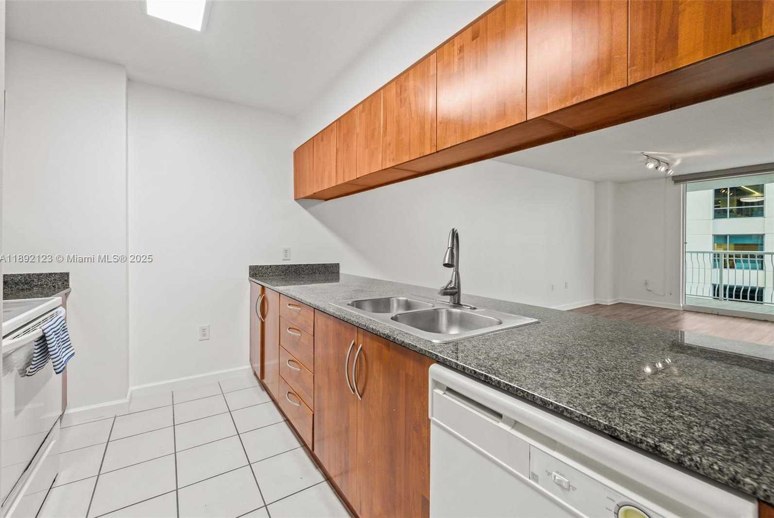 Small Image of 1200 BRICKELL BAY DR #3206, Miami Number 4