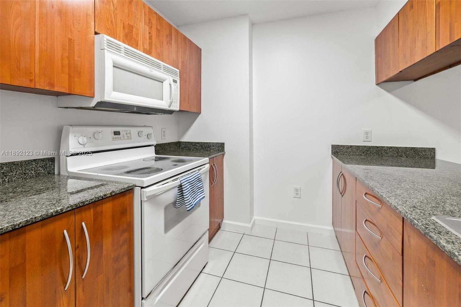 Small Image of 1200 BRICKELL BAY DR #3206, Miami Number 5