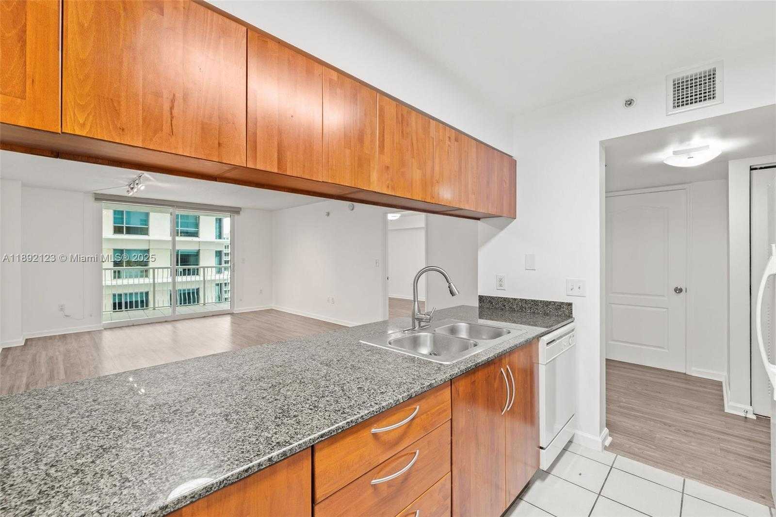 Small Image of 1200 BRICKELL BAY DR #3206, Miami Number 7