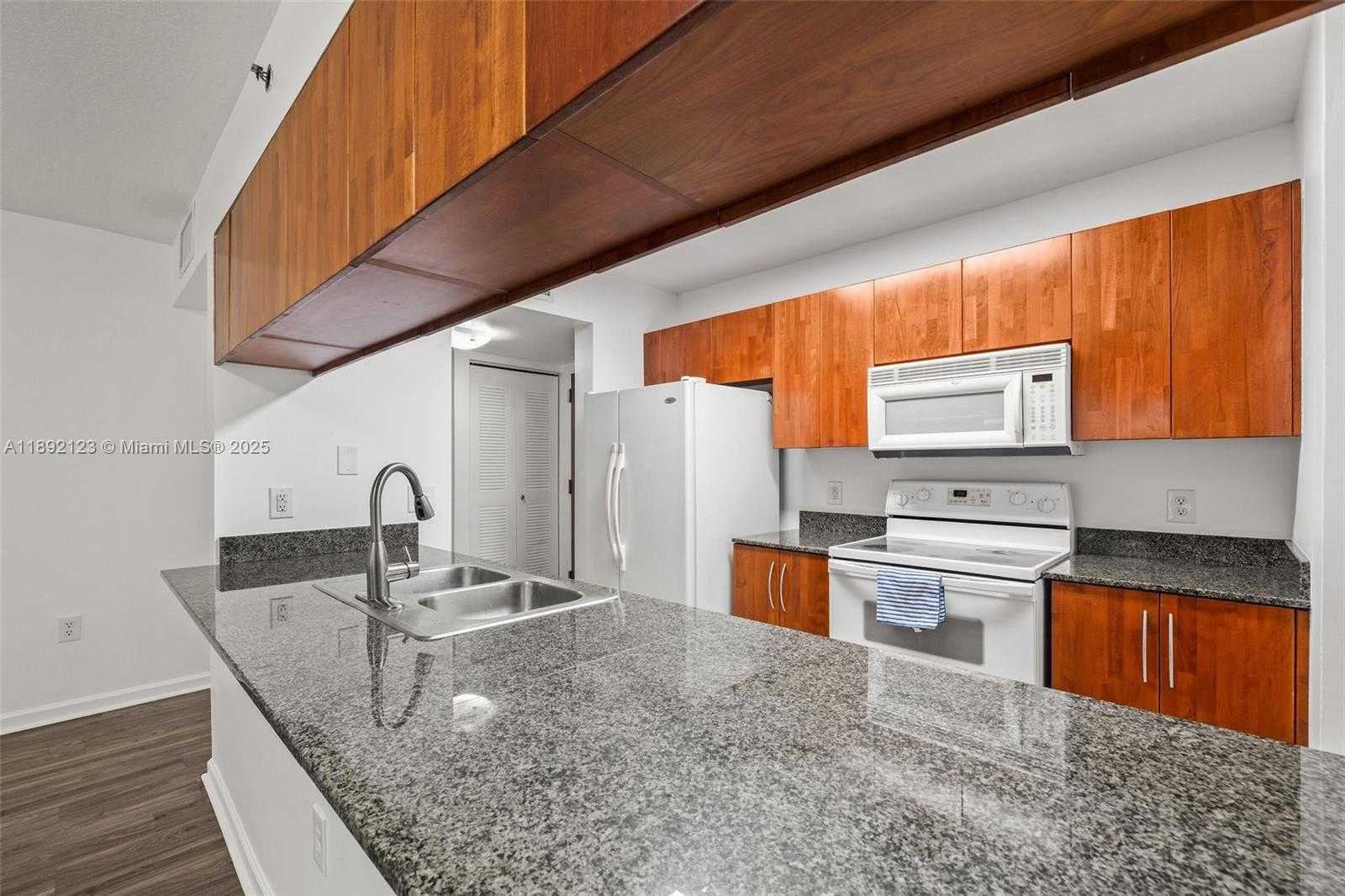 Small Image of 1200 BRICKELL BAY DR #3206, Miami Number 9