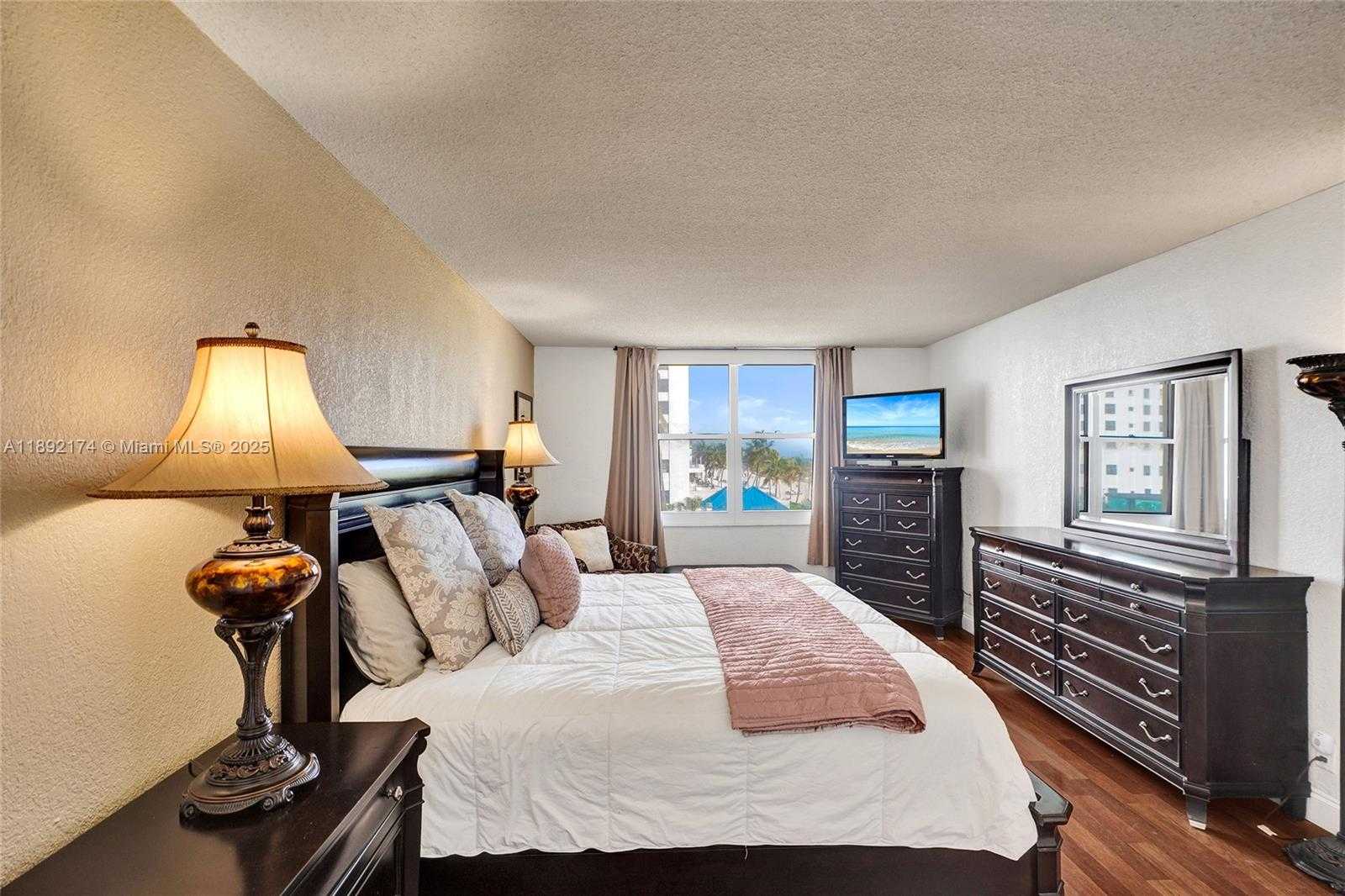 Small Image of 2501 SOUTH OCEAN DR #310 (available Dec 5), Hollywood Number 18